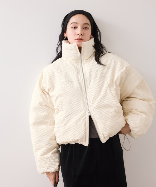 VIS（ビス）の「【WEB限定】軽くてあたたかいパディングショートボリューム中綿ブルゾン（ブルゾン・レディース・ダークブラウン/キナリ/ベージュ/ブラック・FREE）」の13枚目の写真