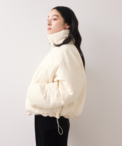 VIS（ビス）の「【WEB限定】軽くてあたたかいパディングショートボリューム中綿ブルゾン（ブルゾン・レディース・ダークブラウン/キナリ/ベージュ/ブラック・FREE）」の14枚目の写真