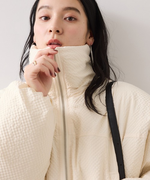 VIS（ビス）の「【WEB限定】軽くてあたたかいパディングショートボリューム中綿ブルゾン（ブルゾン・レディース・ダークブラウン/キナリ/ベージュ/ブラック・FREE）」の15枚目の写真