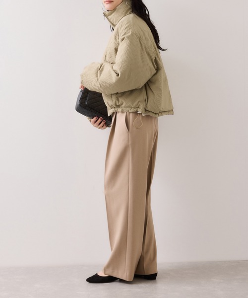 VIS（ビス）の「【WEB限定】軽くてあたたかいパディングショートボリューム中綿ブルゾン（ブルゾン・レディース・ダークブラウン/キナリ/ベージュ/ブラック・FREE）」の17枚目の写真