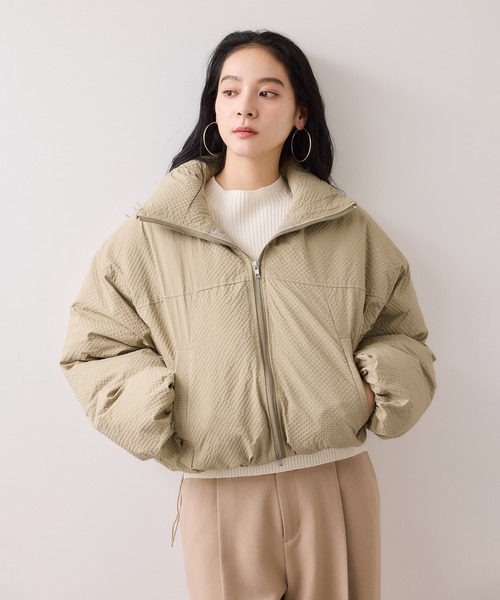 VIS（ビス）の「【WEB限定】軽くてあたたかいパディングショートボリューム中綿ブルゾン（ブルゾン・レディース・ダークブラウン/キナリ/ベージュ/ブラック・FREE）」の21枚目の写真