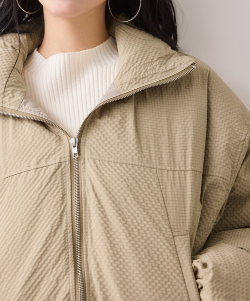 VIS（ビス）の「【WEB限定】軽くてあたたかいパディングショートボリューム中綿ブルゾン（ブルゾン・レディース・ダークブラウン/キナリ/ベージュ/ブラック・FREE）」の22枚目の写真