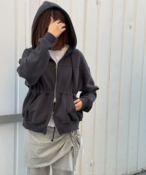 RONRON(ロンロン)の「PENDANT SHIRRING HOODIE ZIP UP CHARCOAL(パーカー・レディース・その他・FREE)」の7枚目の写真