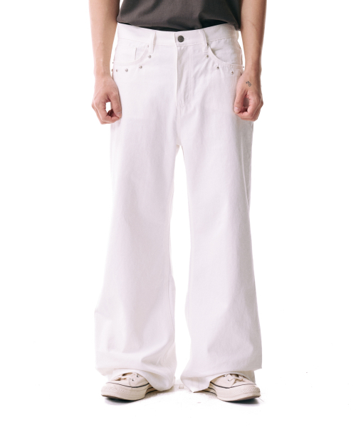 AAKAM Multi Studded Cotton Pants サイズ2 セール】Multi Studded Cotton Pants (White)（デニムパンツ）｜AAKAM