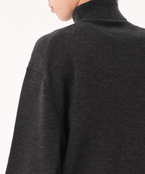 MUSINSA STANDARD（ムシンサスタンダード）の「ミニマルタートルネックニット[チャコールグレー]（ニット/セーター・メンズ・その他・SMALL/MEDIUM/LARGE/X-LARGE/XX-LARGE）」の5枚目の写真