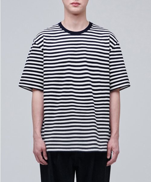 MUSINSA STANDARD（ムシンサスタンダード）の「ストライプリラックスクルーネックTシャツ[ブラック]（Tシャツ/カットソー・メンズ・その他・SMALL/MEDIUM/LARGE/X-LARGE/XX-LARGE/XXX-LARGE）」の2枚目の写真