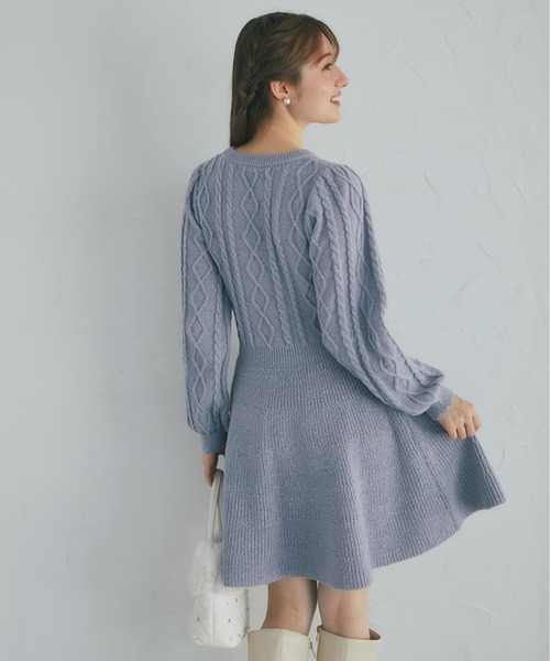 tocco closet(トッコ クローゼット)の「パール飾り釦付きケーブル編みラメニットワンピース(ワンピース・レディース・ブルー/ピンク・M)」の16枚目の写真