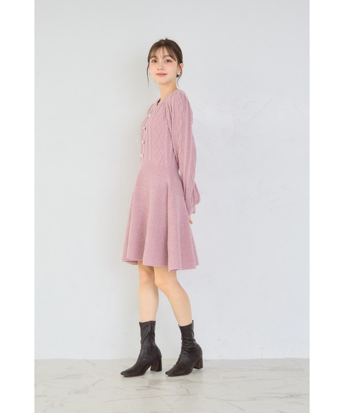 tocco closet(トッコ クローゼット)の「パール飾り釦付きケーブル編みラメニットワンピース(ワンピース・レディース・ブルー/ピンク・M)」の18枚目の写真