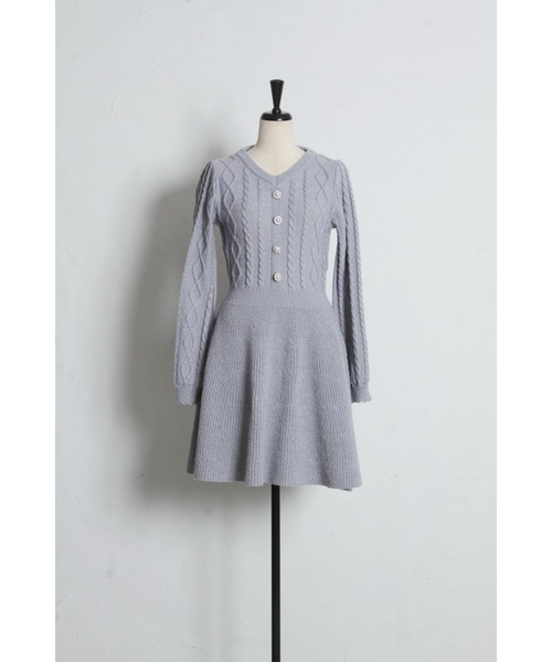 tocco closet(トッコ クローゼット)の「パール飾り釦付きケーブル編みラメニットワンピース(ワンピース・レディース・ブルー/ピンク・M)」の14枚目の写真