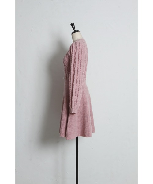tocco closet(トッコ クローゼット)の「パール飾り釦付きケーブル編みラメニットワンピース(ワンピース・レディース・ブルー/ピンク・M)」の3枚目の写真