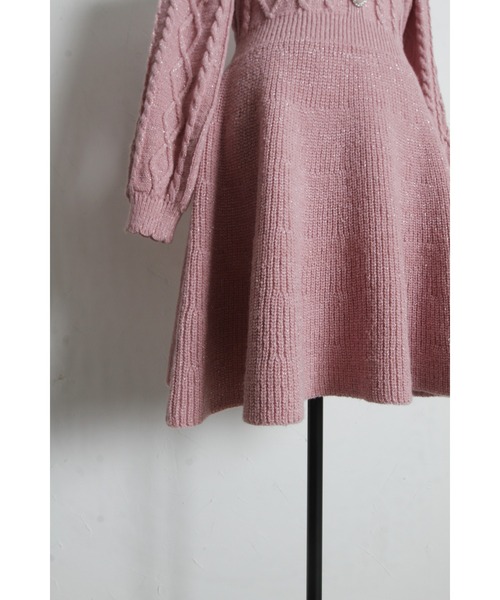 tocco closet(トッコ クローゼット)の「パール飾り釦付きケーブル編みラメニットワンピース(ワンピース・レディース・ブルー/ピンク・M)」の7枚目の写真