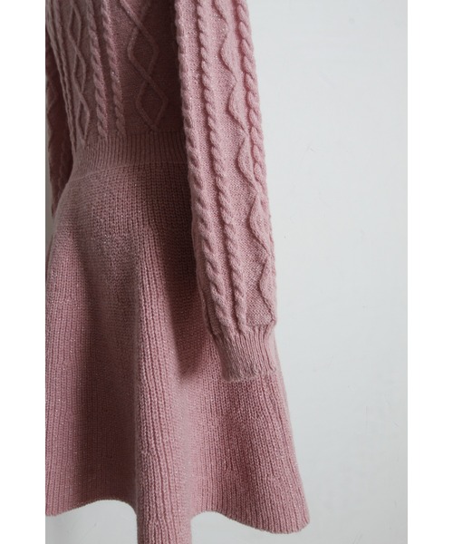 tocco closet(トッコ クローゼット)の「パール飾り釦付きケーブル編みラメニットワンピース(ワンピース・レディース・ブルー/ピンク・M)」の8枚目の写真