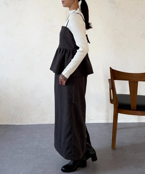 Chez toi(シェトワ)の「キャミペプラム×ナロースカート(つなぎ/オールインワン・レディース・ベージュ/チャコールグレー/ブラウン・FREE)」の4枚目の写真