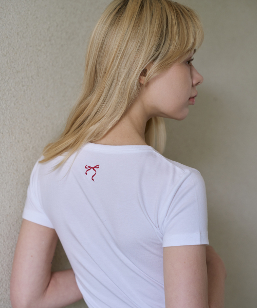 5OML(オーオーエムエル)の「スリムクロップバックリボンTシャツ(ホワイト)(Tシャツ/カットソー・レディース・ホワイト・LARGE/MEDIUM)」の2枚目の写真