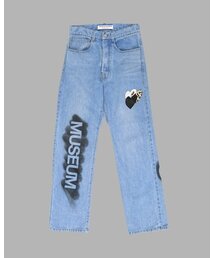THEMUSEUMVISITOR（ザミュージアムビジター）の「LEATHER PATCH SPRAYED DENIM PANTS（デニムパンツ）」