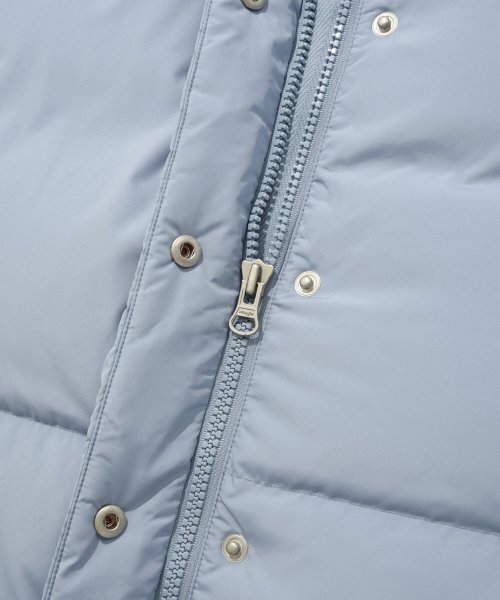 COVERNAT（カバーナット）の「[COVERNAT x WRANGLER] ハイネックコラボアートワークダックダウンスカイブルー（ダウンジャケット/コート・レディース・その他・SMALL/MEDIUM/LARGE/X-LARGE）」の5枚目の写真