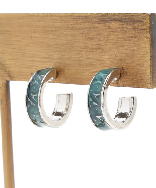 チャイハネ（チャイハネ）の「【チャイハネ】ウェーブフープピアス（ピアス（両耳用）・メンズ・グリーン/ブルー/パープル・FREE）」の2枚目の写真