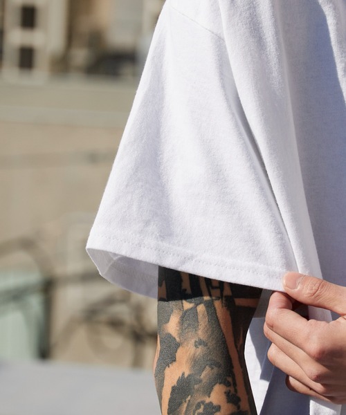 PLEASURES（プレジャー）の「PLEASURES/プレジャーズ ワンポイントロゴ ワイドシルエット クルーネックTシャツ 2026年春夏（Tシャツ/カットソー・メンズ・ブラック/ホワイト・L/XL）」の22枚目の写真