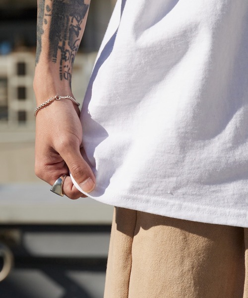 PLEASURES（プレジャー）の「PLEASURES/プレジャーズ ワンポイントロゴ ワイドシルエット クルーネックTシャツ 2026年春夏（Tシャツ/カットソー・メンズ・ブラック/ホワイト・L/XL）」の21枚目の写真