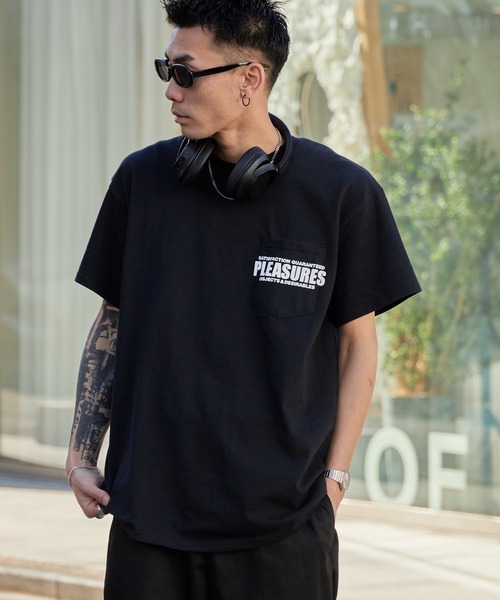 PLEASURES（プレジャー）の「PLEASURES/プレジャーズ ワンポイントロゴ ワイドシルエット クルーネックTシャツ 2026年春夏（Tシャツ/カットソー・メンズ・ブラック/ホワイト・L/XL）」の5枚目の写真