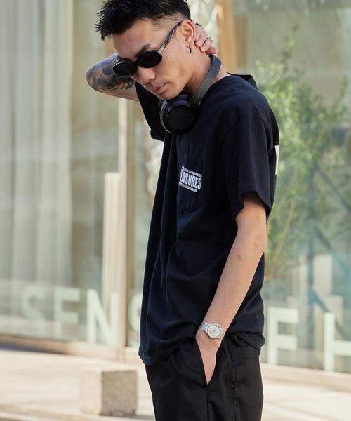 PLEASURES（プレジャー）の「PLEASURES/プレジャーズ ワンポイントロゴ ワイドシルエット クルーネックTシャツ 2026年春夏（Tシャツ/カットソー・メンズ・ブラック/ホワイト・L/XL）」の4枚目の写真