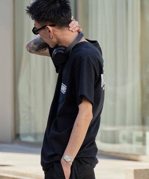 PLEASURES（プレジャー）の「PLEASURES/プレジャーズ ワンポイントロゴ ワイドシルエット クルーネックTシャツ 2026年春夏（Tシャツ/カットソー・メンズ・ブラック/ホワイト・L/XL）」の3枚目の写真