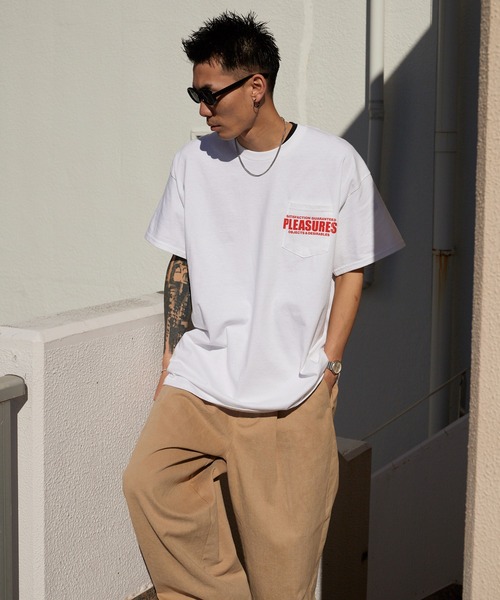 PLEASURES（プレジャー）の「PLEASURES/プレジャーズ ワンポイントロゴ ワイドシルエット クルーネックTシャツ 2026年春夏（Tシャツ/カットソー・メンズ・ブラック/ホワイト・L/XL）」の12枚目の写真