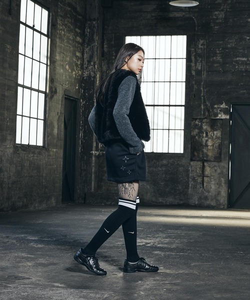 NIKE(ナイキ)の「ナイキ スポーツウェア フェニックス フリース ウィメンズ ハイウエスト スリム ミニ スカート / Nike Sportswear Phoenix Fleece Women's High-Waisted Slim Mini Skirt IQ1254-010 Black(スカート・レディース・ブラック・L/M/S/XS/XL)」の5枚目の写真