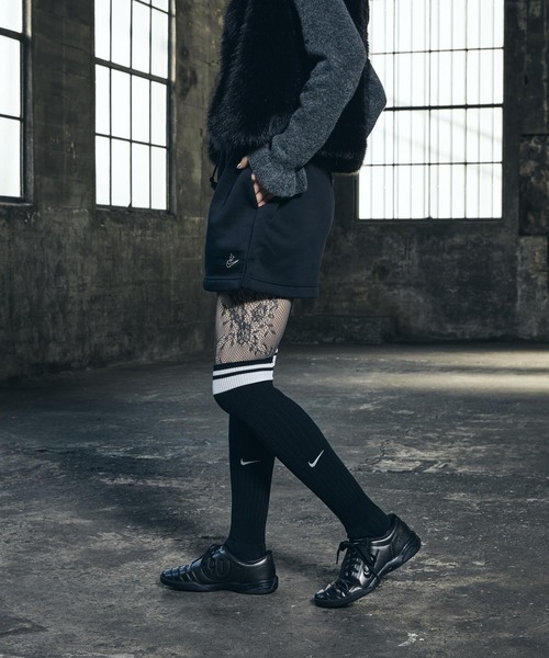NIKE(ナイキ)の「ナイキ スポーツウェア フェニックス フリース ウィメンズ ハイウエスト スリム ミニ スカート / Nike Sportswear Phoenix Fleece Women's High-Waisted Slim Mini Skirt IQ1254-010 Black(スカート・レディース・ブラック・L/M/S/XS/XL)」の2枚目の写真