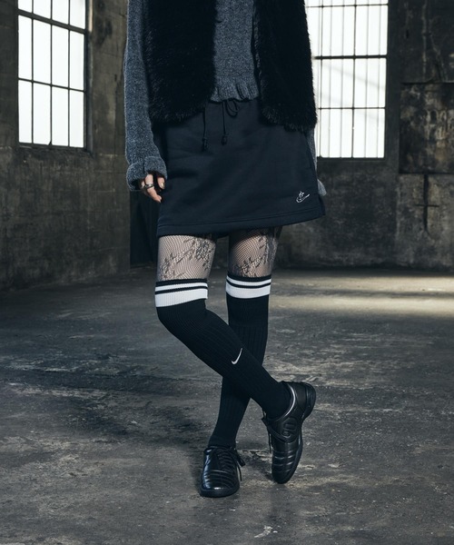 NIKE(ナイキ)の「ナイキ スポーツウェア フェニックス フリース ウィメンズ ハイウエスト スリム ミニ スカート / Nike Sportswear Phoenix Fleece Women's High-Waisted Slim Mini Skirt IQ1254-010 Black(スカート・レディース・ブラック・L/M/S/XS/XL)」の12枚目の写真