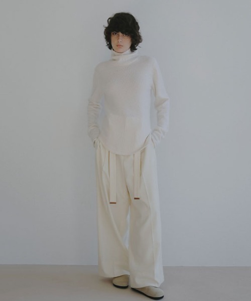 ETRE TOKYO(エトレトウキョウ)の「ベルテッドタックワイドパンツ(その他パンツ・レディース・オフホワイト/ブラック/グレイッシュベージュ・S/M)」の4枚目の写真