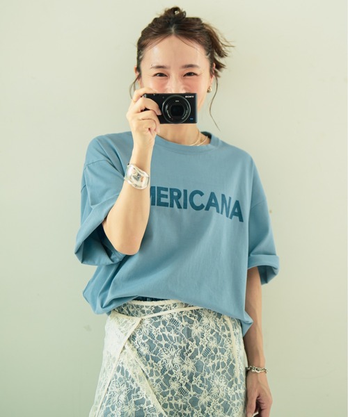 AMERICANA（アメリカーナ）の「【WEB先行予約】[Americana/アメリカーナ] 別注 AMERICANA ショート丈 プリントTシャツ（Tシャツ/カットソー・レディース・ホワイト/ブルー/ネイビー・ONE SIZE）」の3枚目の写真