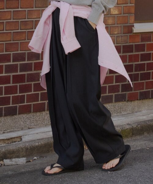 Kastane(カスタネ)の「【UNISEX/2サイズ展開】ボックスプリーツスラックス(その他パンツ・メンズ・ブラック/グレー/ネイビー・2/1)」の1枚目の写真