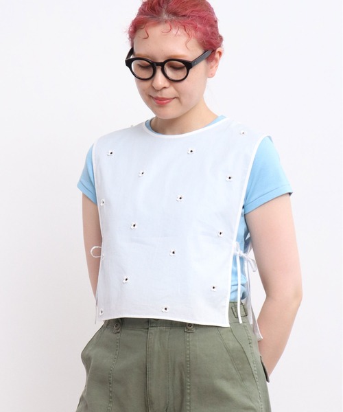 Dot&Stripes CHILD WOMAN(ドットアンドストライプス チャイルドウーマン)の「小花オンケミ刺繍 スクエアベスト(ベスト・レディース・ブラック/その他/ホワイト・FREE)」の2枚目の写真