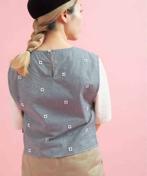 Dot&Stripes CHILD WOMAN(ドットアンドストライプス チャイルドウーマン)の「小花オンケミ刺繍 スクエアベスト(ベスト・レディース・ブラック/その他/ホワイト・FREE)」の6枚目の写真