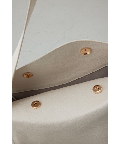 AZUL by moussy（アズールバイマウジー）の「フェイクレザークロスボディバッグ（ボディバッグ/ウエストポーチ・レディース・ブラック/アイボリー・FREE）」の12枚目の写真