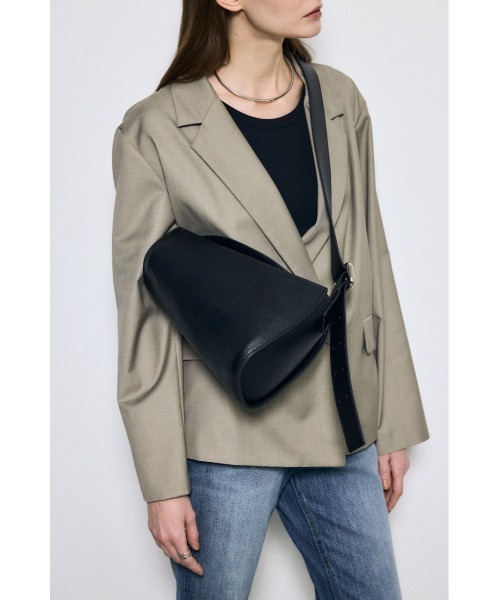 AZUL by moussy（アズールバイマウジー）の「フェイクレザークロスボディバッグ（ボディバッグ/ウエストポーチ・レディース・ブラック/アイボリー・FREE）」の18枚目の写真