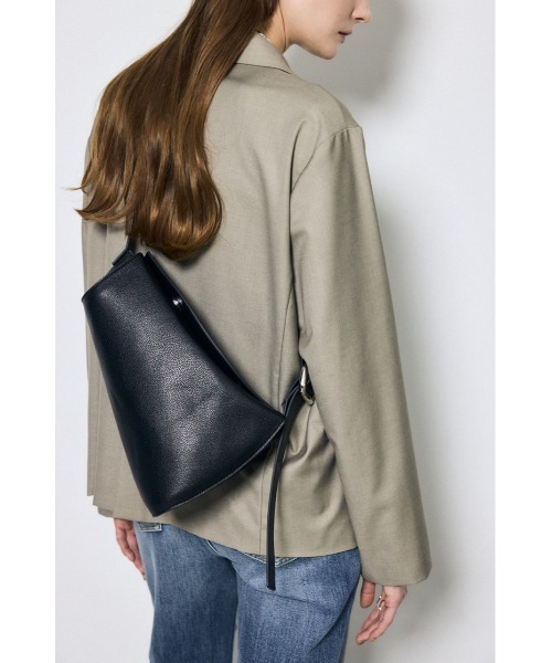 AZUL by moussy（アズールバイマウジー）の「フェイクレザークロスボディバッグ（ボディバッグ/ウエストポーチ・レディース・ブラック/アイボリー・FREE）」の21枚目の写真