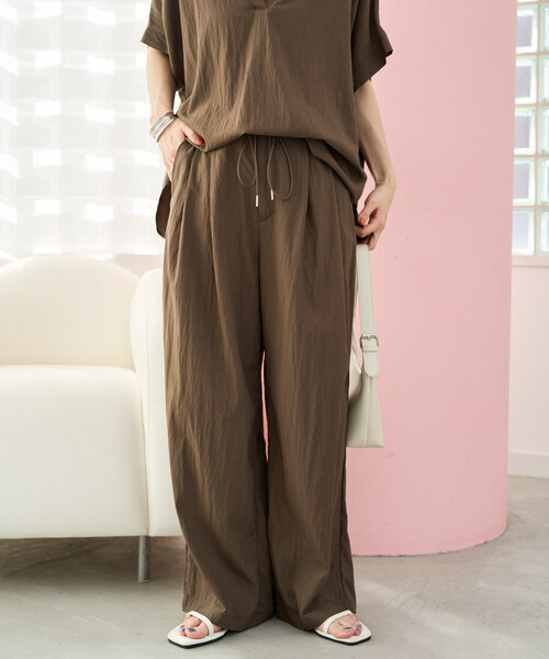 FREAK'S STORE(フリークスストア)の「限定展開 ナイロン ワッシャー タック パンツ(その他パンツ・レディース・ブラック/ブルーグリーン/ベージュ/オレンジ/ネイビー/ブラウン・SMALL/MEDIUM)」の15枚目の写真