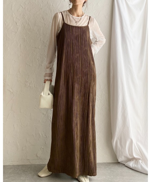 She's Closet(シーズクローゼット)の「ウェーブ波柄 ロング丈 ピンタック プリーツキャミワンピース(ワンピース・レディース・アイボリー/ブラック/ブラウン・FREE)」の3枚目の写真