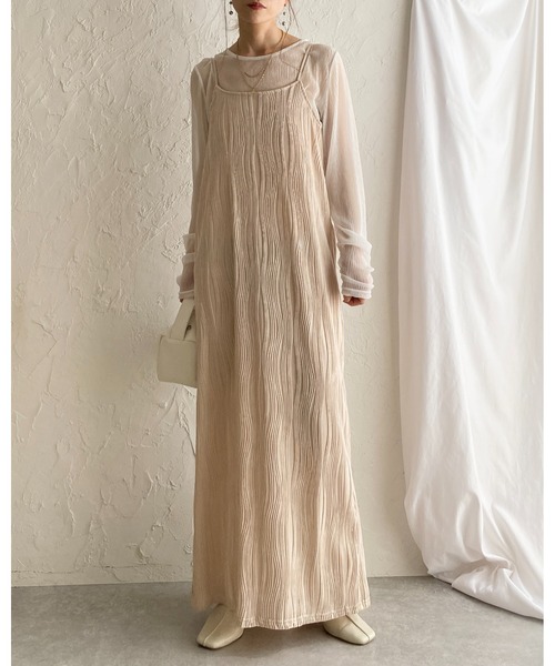 She's Closet(シーズクローゼット)の「ウェーブ波柄 ロング丈 ピンタック プリーツキャミワンピース(ワンピース・レディース・アイボリー/ブラック/ブラウン・FREE)」の4枚目の写真