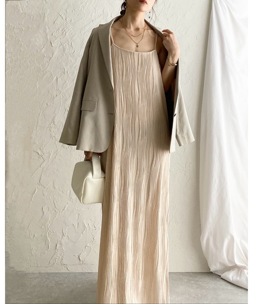 She's Closet(シーズクローゼット)の「ウェーブ波柄 ロング丈 ピンタック プリーツキャミワンピース(ワンピース・レディース・アイボリー/ブラック/ブラウン・FREE)」の5枚目の写真