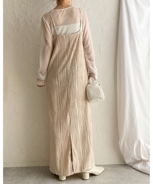 She's Closet(シーズクローゼット)の「ウェーブ波柄 ロング丈 ピンタック プリーツキャミワンピース(ワンピース・レディース・アイボリー/ブラック/ブラウン・FREE)」の6枚目の写真