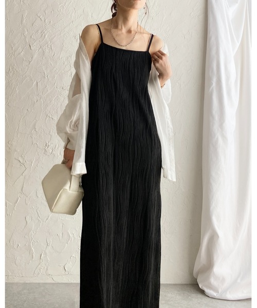 She's Closet(シーズクローゼット)の「ウェーブ波柄 ロング丈 ピンタック プリーツキャミワンピース(ワンピース・レディース・アイボリー/ブラック/ブラウン・FREE)」の7枚目の写真
