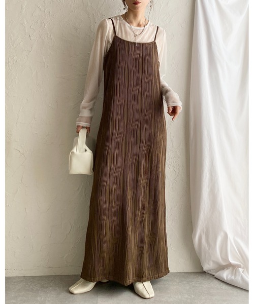 She's Closet(シーズクローゼット)の「ウェーブ波柄 ロング丈 ピンタック プリーツキャミワンピース(ワンピース・レディース・アイボリー/ブラック/ブラウン・FREE)」の9枚目の写真