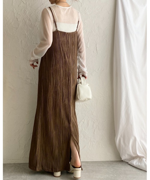 She's Closet(シーズクローゼット)の「ウェーブ波柄 ロング丈 ピンタック プリーツキャミワンピース(ワンピース・レディース・アイボリー/ブラック/ブラウン・FREE)」の10枚目の写真