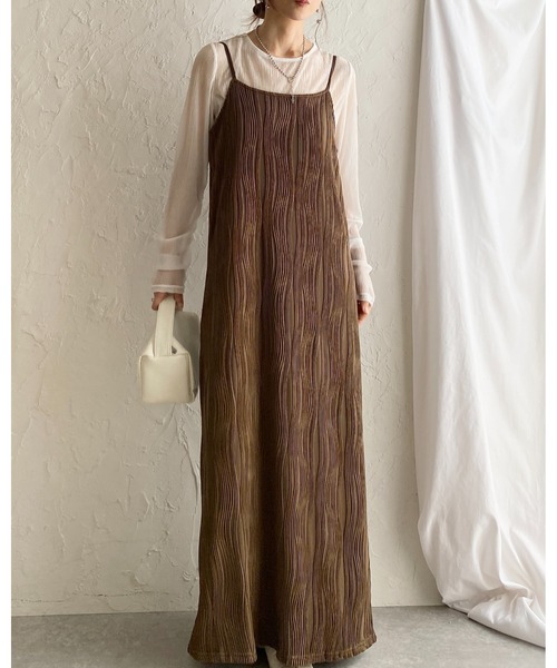 She's Closet(シーズクローゼット)の「ウェーブ波柄 ロング丈 ピンタック プリーツキャミワンピース(ワンピース・レディース・アイボリー/ブラック/ブラウン・FREE)」の21枚目の写真