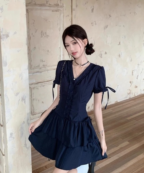 Ritzy(リッツィー)の「フリル V ネック パフスリーブ ティアードミニワンピース(ワンピース・レディース・ネイビー・M)」の2枚目の写真
