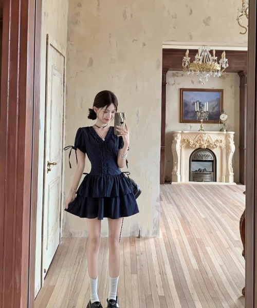 Ritzy(リッツィー)の「フリル V ネック パフスリーブ ティアードミニワンピース(ワンピース・レディース・ネイビー・M)」の7枚目の写真