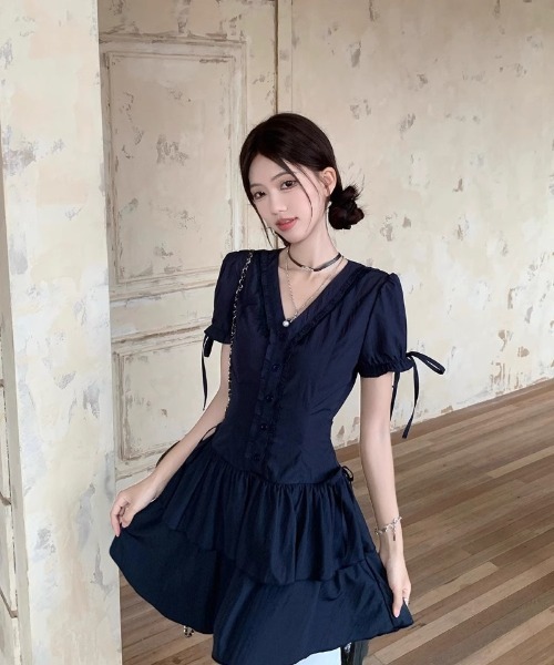 Ritzy(リッツィー)の「フリル V ネック パフスリーブ ティアードミニワンピース(ワンピース・レディース・ネイビー・M)」の9枚目の写真